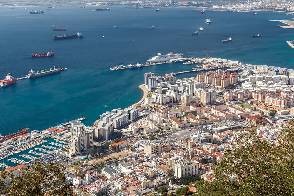 Vista aérea de la ciudad de Gibraltar junto a la bahía