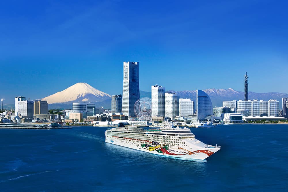 Norwegian Jewel com a paisagem de Tóquio ao fundo