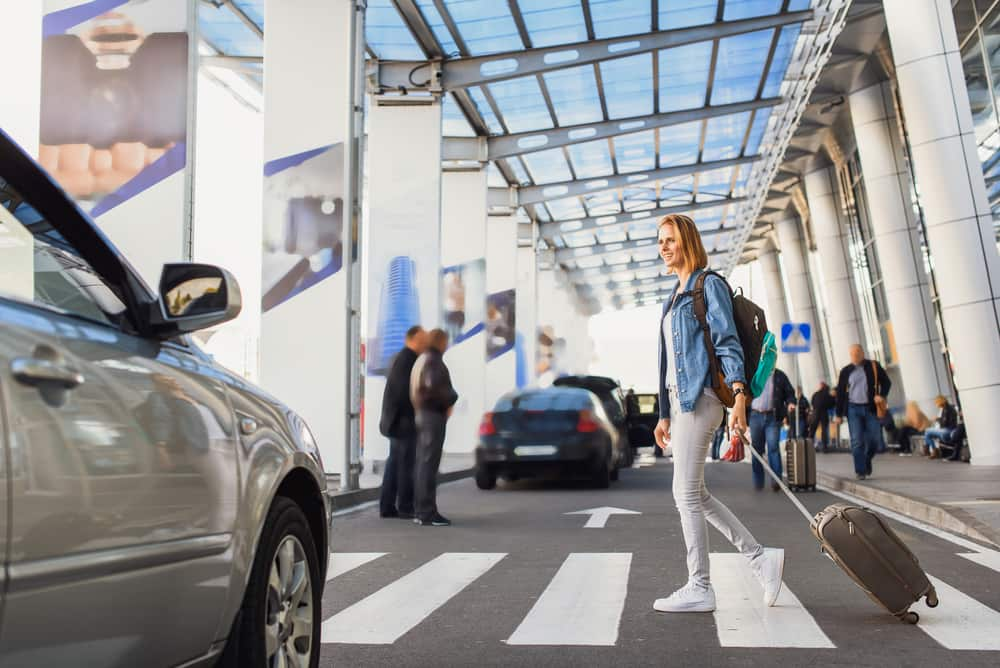 Airport she. Трансфер в аэропорт. Встречают после путешествия. Водитель встречает в аэропорту. Туристы вызывают такси в аэропорту.